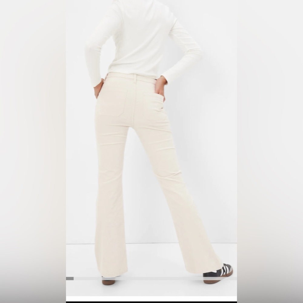 NWT - GAP High Rise ‘70s Corduroy Flare Jeans. Size 27 Length - Regular.